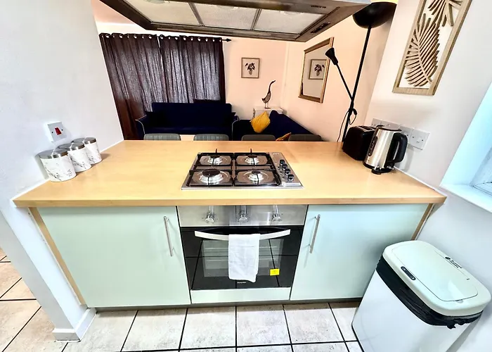 2 Bed, 2 Bath, Ground Floor Whole Apartment With Parking, Near Central London & Stratford, Close To Station, Zone 2